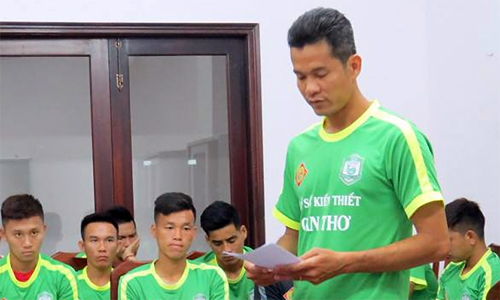 Cầu thủ tự đá phạt vào lưới nhà bị treo giò nội bộ