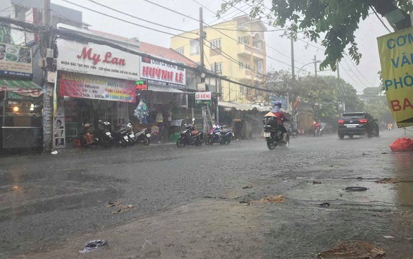 Người Sài Gòn ướt sũng chạy mưa sau nhiều tháng nắng gắt