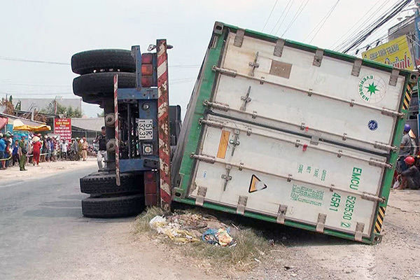 Bắt giam tài xế vụ lật xe container 3 người chết thảm