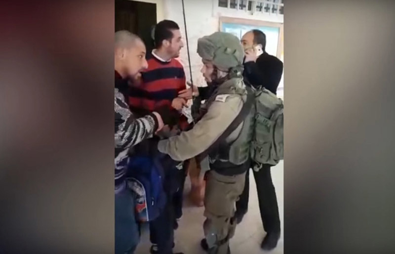 Lính Israel 'vũ khí tận răng' ập vào trường bắt bé trai