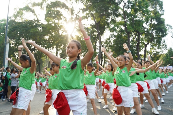 2000 học sinh đồng diễn trong Ngày chạy Olympic vì sức khỏe toàn dân