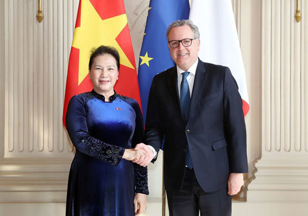 Vietnamese, French top legislators hold talks