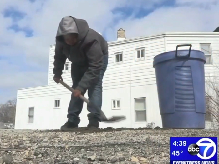 Cậu bé người Mỹ 12 tuổi “vá đường” gây sốt mạng