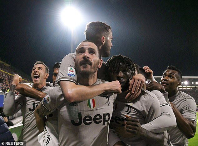 Hạ đẹp Cagliari, Juventus chạm một tay vào ngôi vương