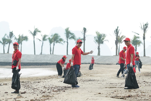 Thót tim máy bay lao thẳng vào phòng ngủ