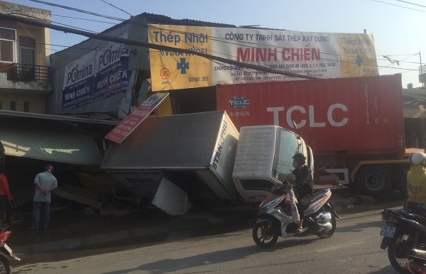 Xe container ‘xé toạc’ nhà dân, tài xế ngủ luôn trong cabin