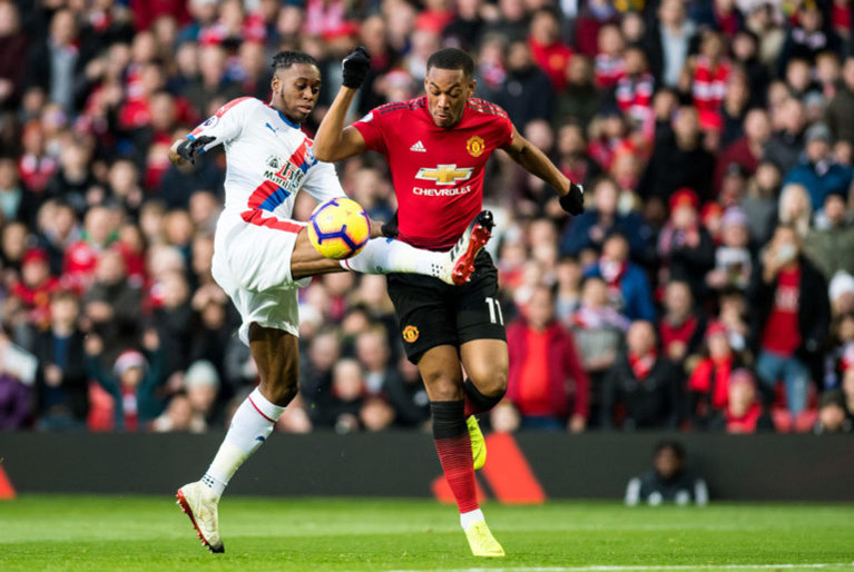 MU mua gấp Wan-Bissaka, Zidane giữ chặt Varane