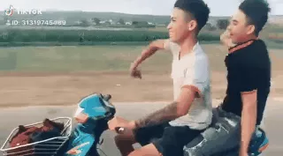 Đi xe máy thả hai tay 