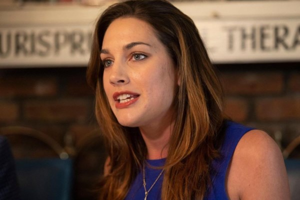 Cô giáo đòi bồi thường 3 triệu USD khi bị đuổi việc vì lộ ảnh ngực trần