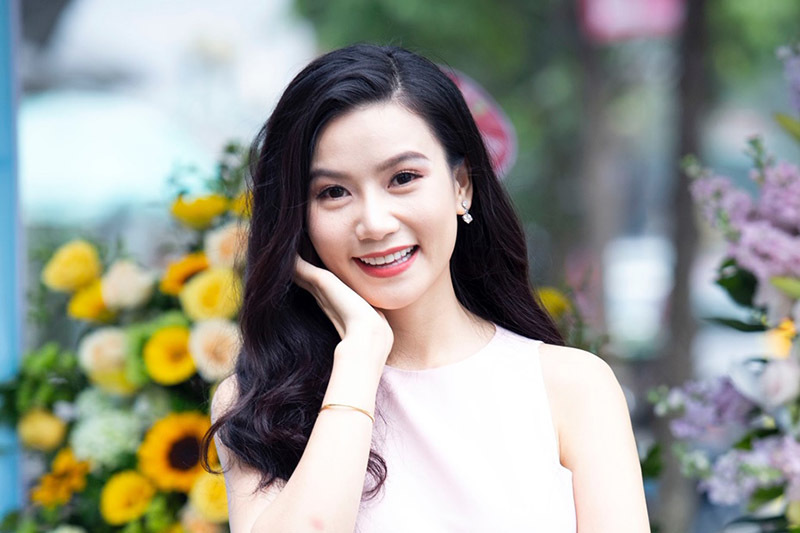 Lương Giang mở thêm phòng tranh, dạy trẻ em tự kỷ tập vẽ