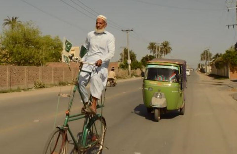 Người đàn ông chế tạo xe đạp tầng ở Pakistan