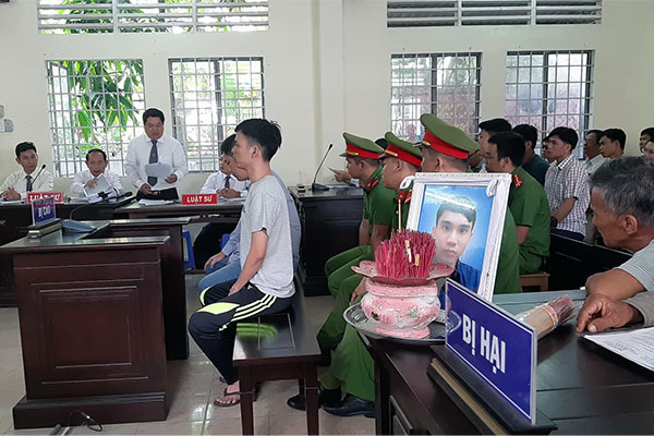 2 cựu công an đánh dã man thanh niên phạm luật giao thông hầu tòa