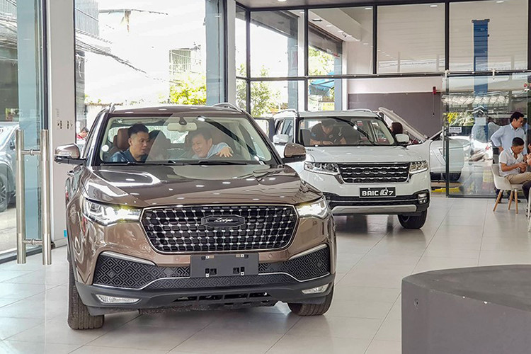 Giá rẻ một nửa, ô tô Tàu cầu khách liều chơi
