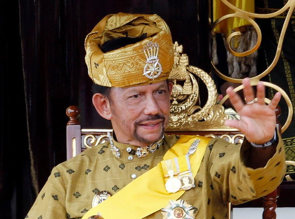 Ba vợ 12 con và huyền thoại máy bay dát vàng, đội siêu xe vô đối toàn cầu