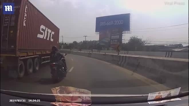 Chạy xe máy định vượt xe container, 