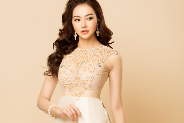 Hoa hậu Kiều Ngân gợi cảm với áo dài xuyên thấu