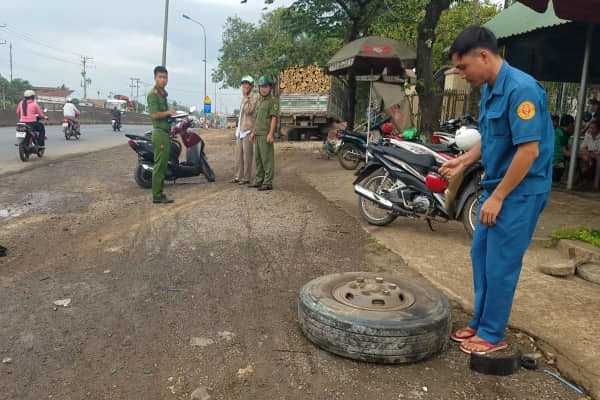 Xe tải văng bánh vào quán cà phê, nhiều người khiếp vía