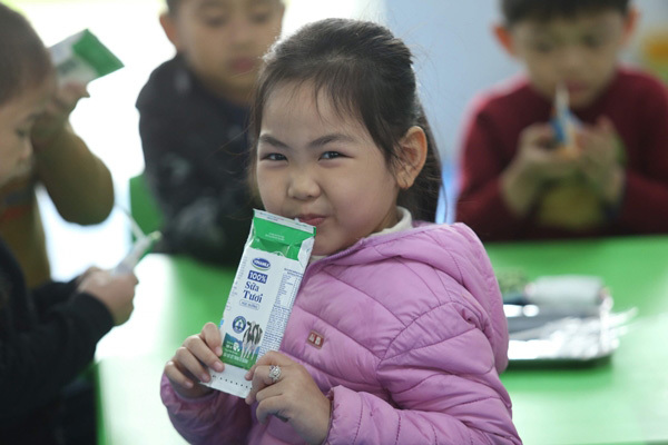 Gần 1 triệu trẻ em Hà Nội uống ‘Sữa học đường’