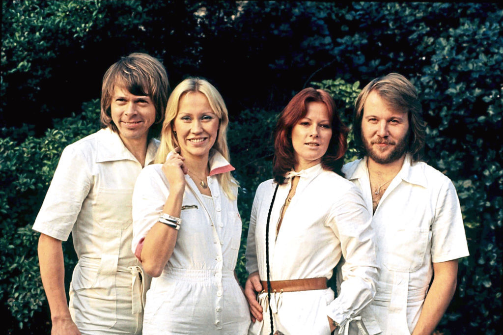 ABBA chính thức quay trở lại sau 37 năm vắng bóng