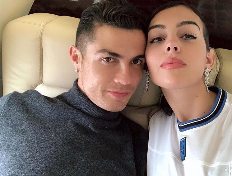 Cristiano Ronaldo, Georgina Rodriguez, yêu từ cái nhìn đầu tiên - Họ là một cặp đôi hoàn hảo và từ cái nhìn đầu tiên của Georgina, cô đã biết rằng Ronaldo sẽ là người đàn ông của mình. Tình yêu họ dành cho nhau tràn đầy cảm xúc và sự chân thành, hãy xem hình ảnh liên quan để hiểu thêm về câu chuyện tình yêu đẹp như mơ của họ.