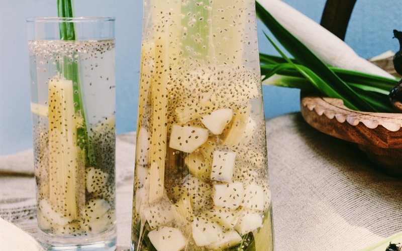 Độc đáo nước mía nấu cùng hạt chia, củ năng giải khát ngày nóng