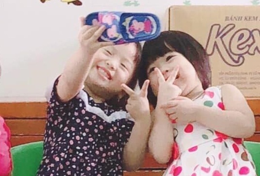 'Phát sốt' với hai bé gái selfie bằng điện thoại từ dép nhựa