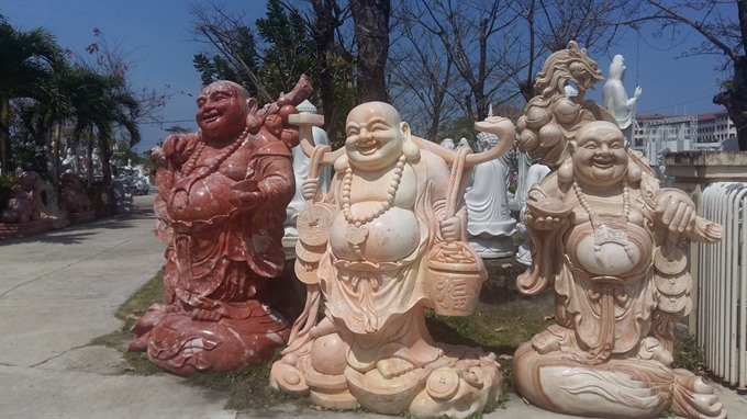 Villagers preserve stone carving craft