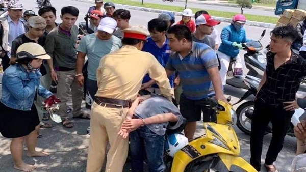 CSGT Đà Nẵng 'làm xiếc' hơn 3km bắt 2 tên cướp giật điện thoại