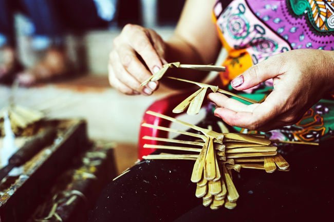 Making bamboo dragonflies in Thach Xa