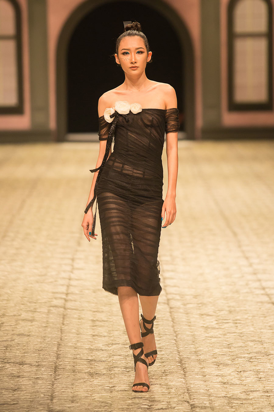 Ngọc Trinh khoe vai trần trở lại sàn catwalk ở vị trí vedette Ngọc Trinh khoe vai trần trở lại sàn catwalk ở vị trí vedette
