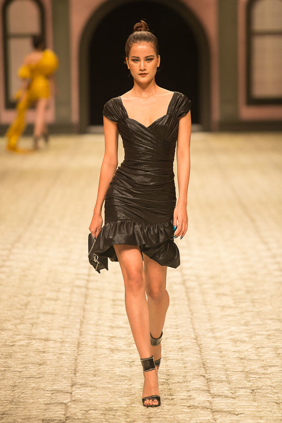 Ngọc Trinh khoe vai trần trở lại sàn catwalk ở vị trí vedette Ngọc Trinh khoe vai trần trở lại sàn catwalk ở vị trí vedette