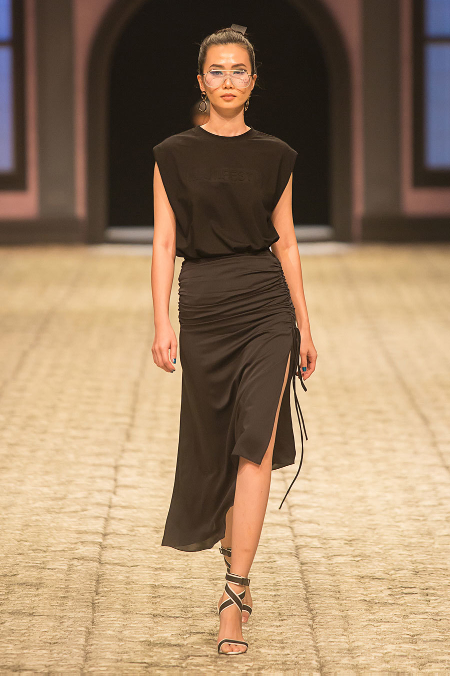 Ngọc Trinh khoe vai trần trở lại sàn catwalk ở vị trí vedette Ngọc Trinh khoe vai trần trở lại sàn catwalk ở vị trí vedette