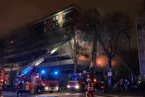 Hỏa hoạn gây nổ lớn, cả tòa nhà rừng rực cháy ở Paris