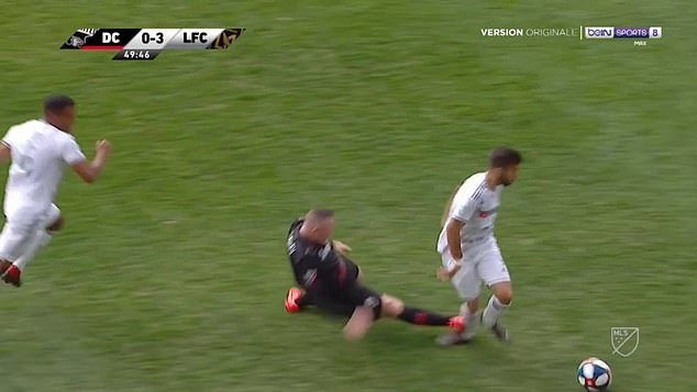 Rooney bị đuổi khỏi sân vì pha vào bóng rợn người