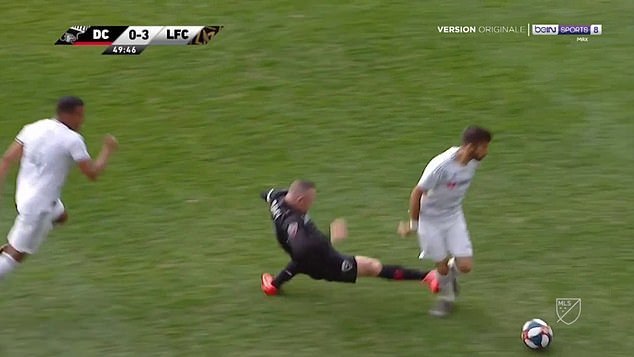 Rooney bị đuổi khỏi sân vì pha vào bóng rợn người