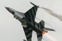 Tiêm kích F-16 gặp nạn hy hữu, tự nã đại bác trúng thân