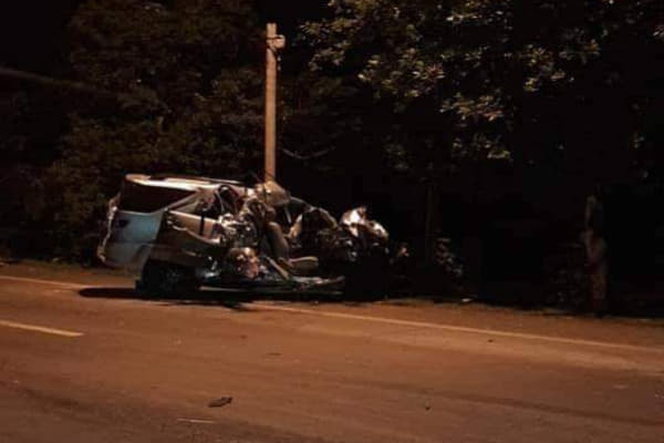 Ô tô 7 chỗ tông xe tải chở rau lao xuống vườn điều, 3 người chết