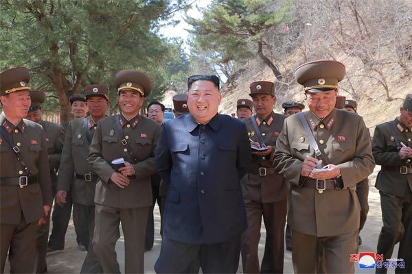 Kim Jong Un tươi cười thị sát khu nghỉ mát ven biển