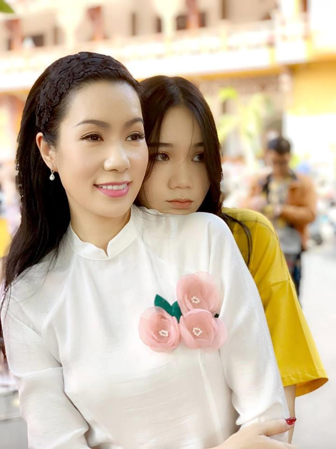 Con gái 16 tuổi của Trịnh Kim Chi cao 1,72 m, xinh xắn và học giỏi