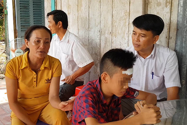 Nam sinh bị bạn dập đầu vào cửa kính tóe máu, phụ huynh phàn nàn trường thiếu chu đáo