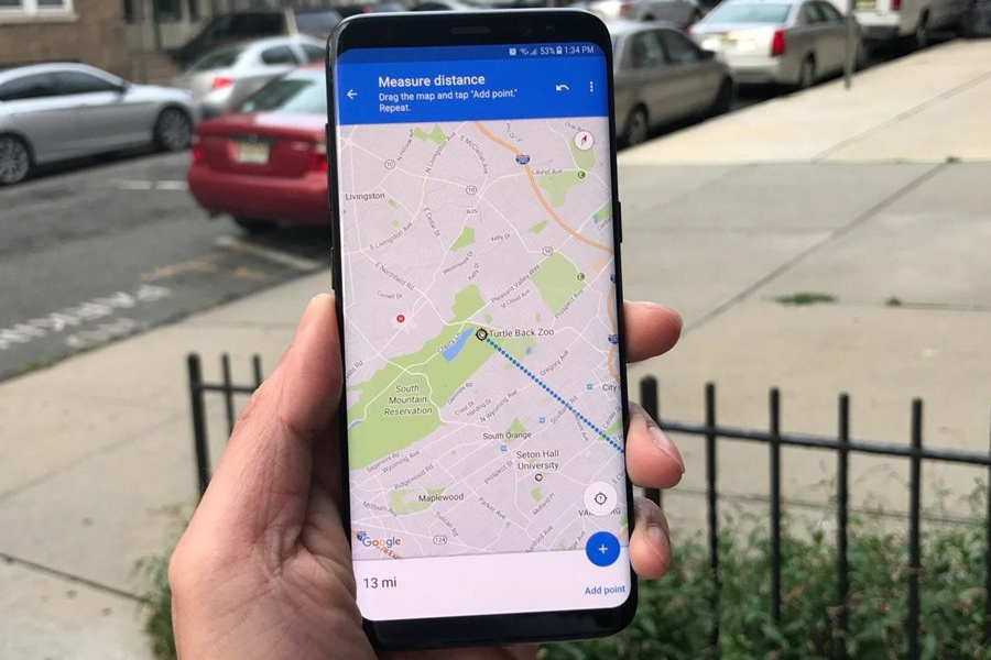 Đo khoảng cách - Dùng Google Maps để đo khoảng cách giúp bạn đo đạc khoảng cách một cách nhanh chóng và chính xác nhất. Bằng cách chỉ định điểm đi và điểm đến trên bản đồ, Google Maps sẽ tính toán khoảng cách giữa hai điểm và hiển thị trên bản đồ cho bạn thấy. Điều này sẽ giúp bạn tiết kiệm thời gian và công sức trong việc đo khoảng cách.