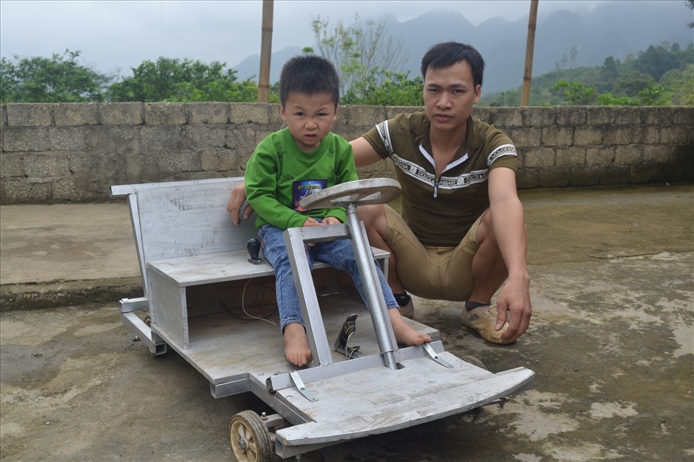 Độc đáo chiếc ô tô điện tự chế để tặng con của người thợ mộc