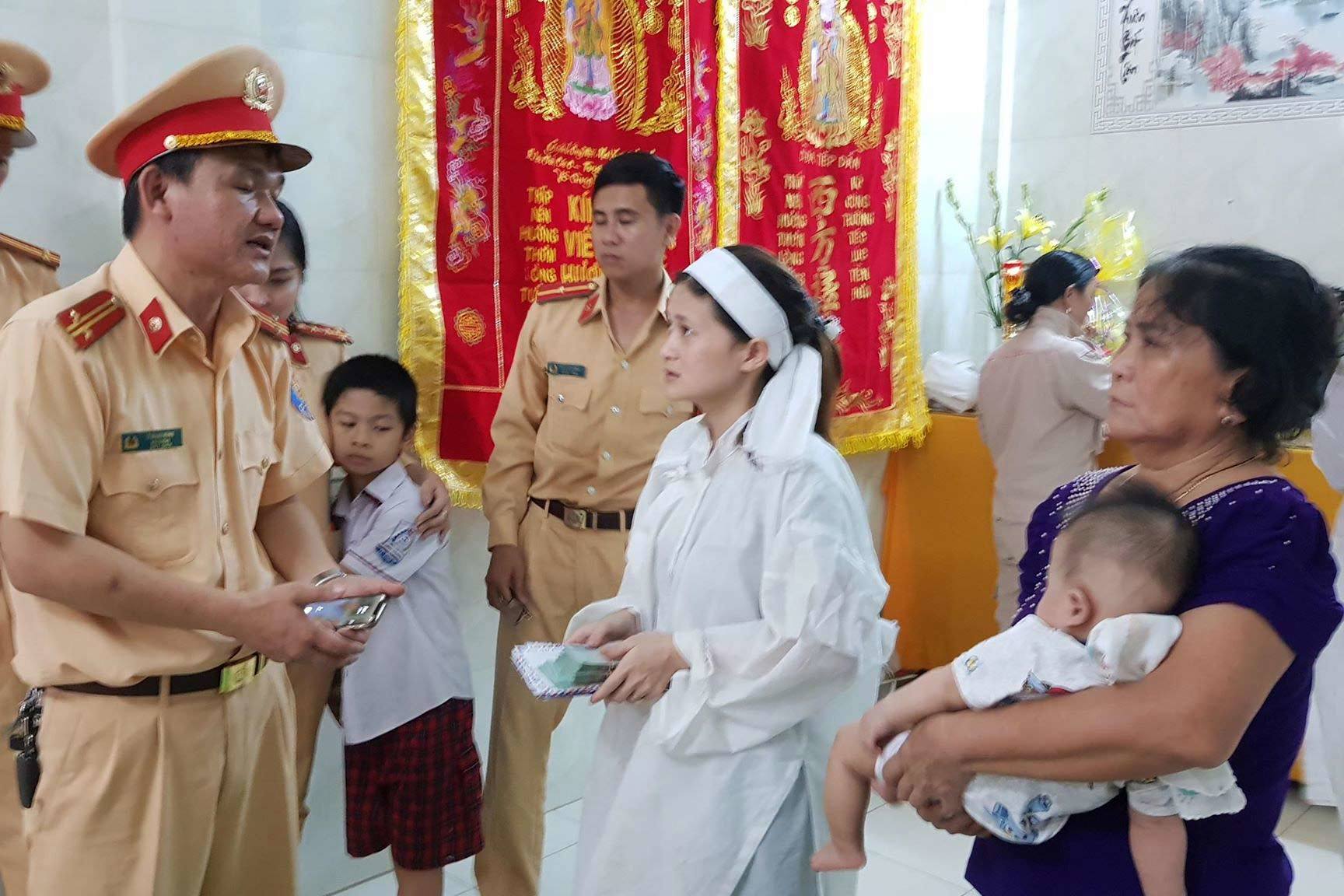 Vụ đâm chết người vì nhắc vượt đèn đỏ: Trung tá CSGT quyên góp 141 triệu