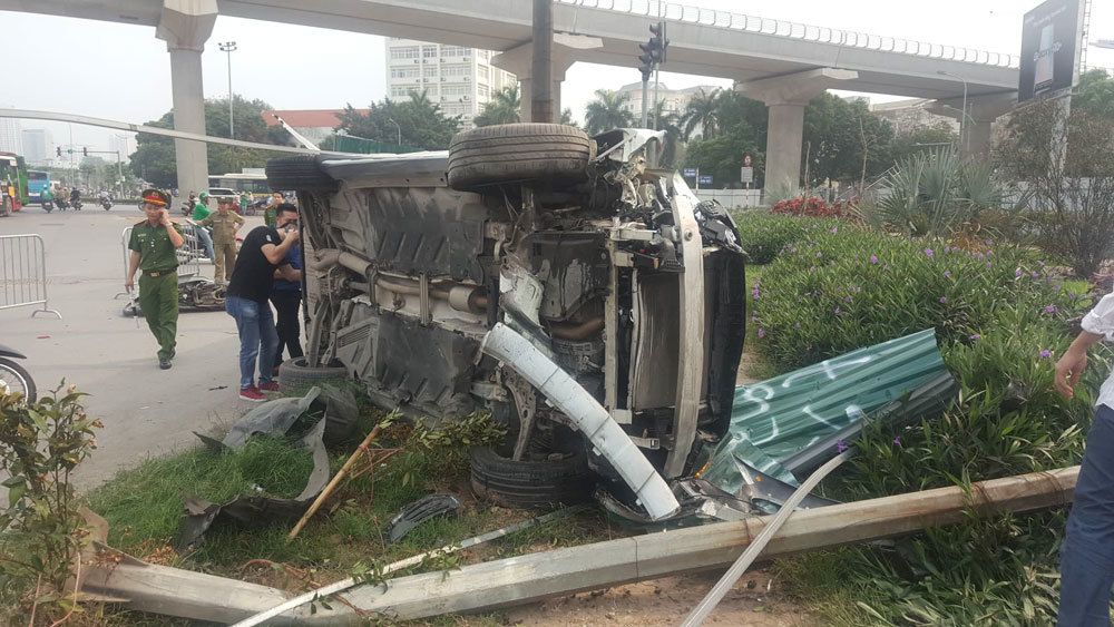 Nữ tài xế lái Mercedes tông loạt xe máy, đổ cột đèn giữa Hà Nội