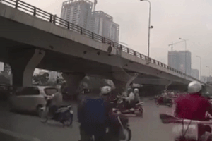 Nữ tài xế lái Mercedes tông loạt xe máy, đổ cột đèn giữa Hà Nội