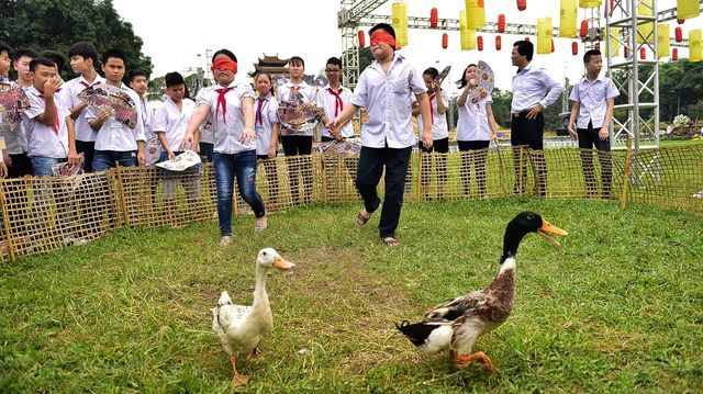 Thích thú với trò chơi bịt mắt bắt vịt, đập niêu tại Hoàng Thành Thăng Long