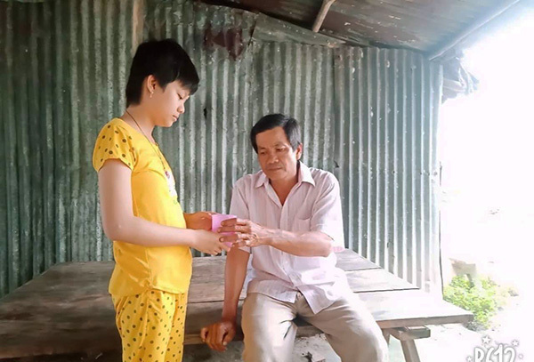 Con rớt nước mắt nghe cha ung thư nhường tiền chữa bệnh