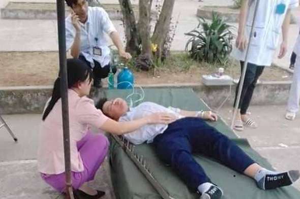 Bị cột sắt cắm vào đầu trong giờ thể dục, nam sinh đi viện cùng chiếc cột