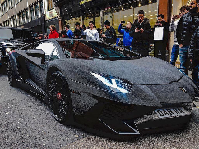 Nữ đại gia gắn 2 triệu viên pha lê cho Lamborghini Aventador SV