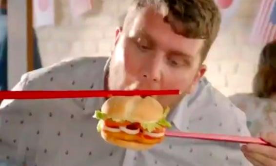 Chế giễu người Việt dùng đũa ăn bánh mỳ, Burger King bị vùi dập tơi bời